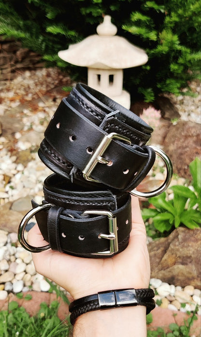 Leather handcuffs LUX black stitched