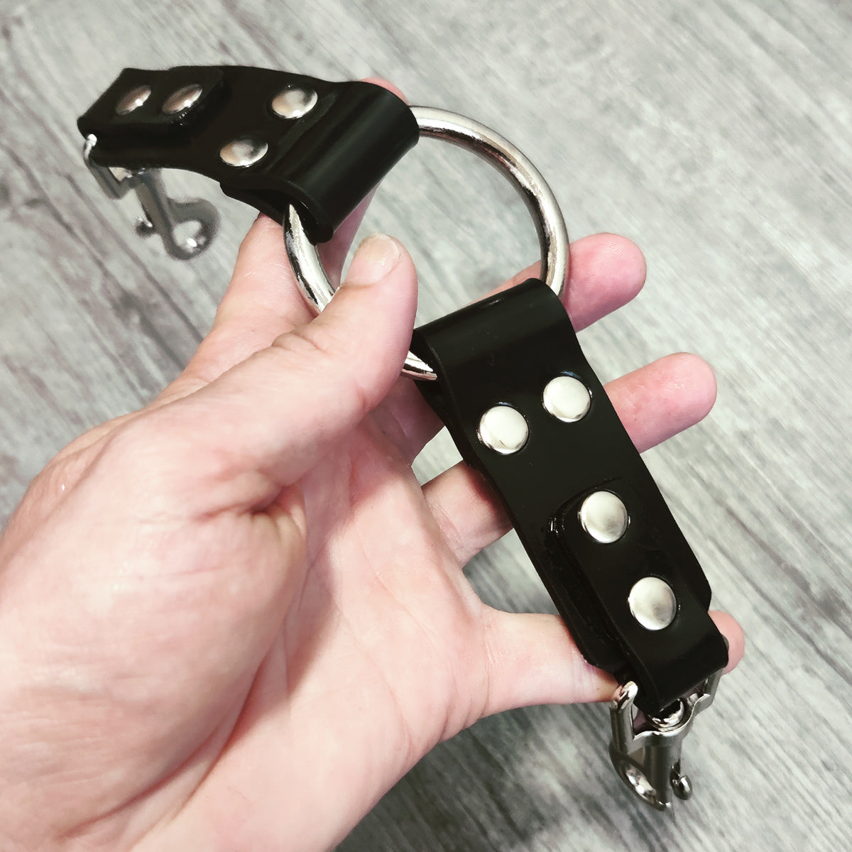 Gumová bondage spojka jednoduchá Carbon