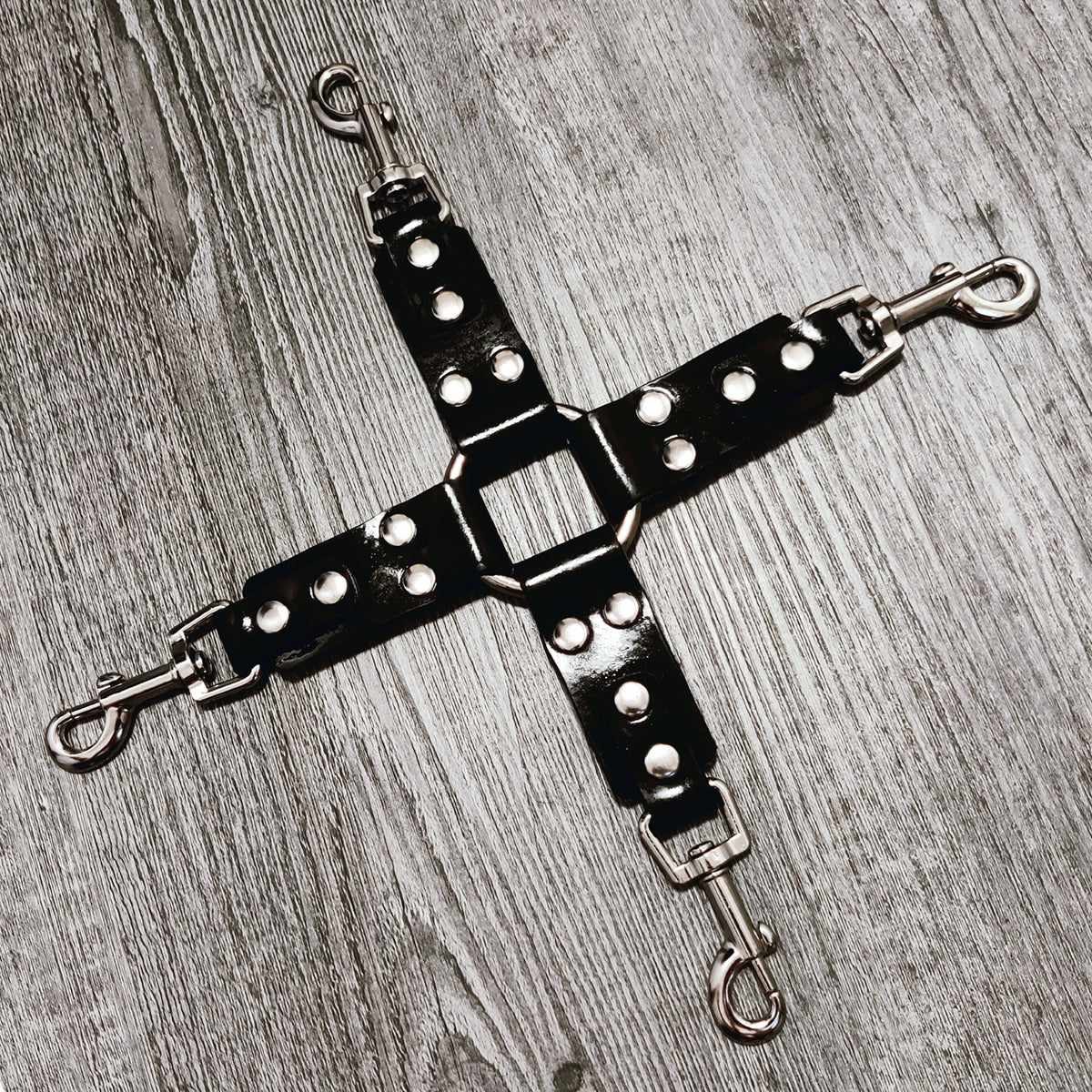 Cross Rubber Bondage Strap with Carabiners – Carbon